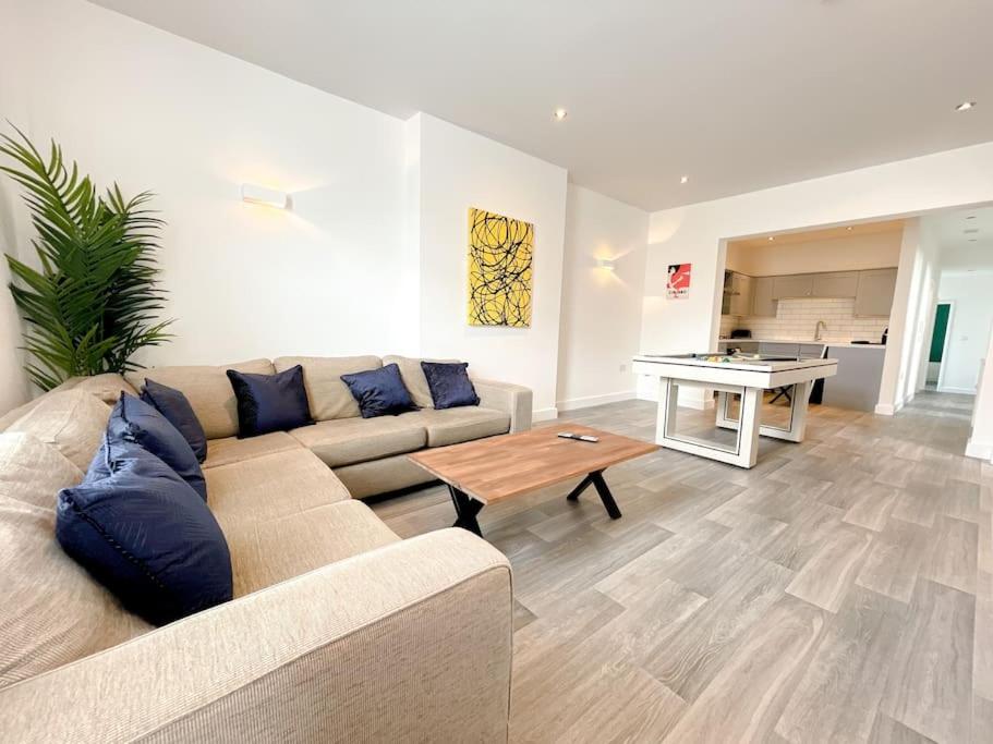 Stylish 4 Bedroom Apartment with Parking - B&B
