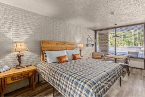 B&B Eureka Springs - Stonegate Lodge King Bed WIFI Roku TV Salt Water Pool Room #203 - Bed and Breakfast Eureka Springs