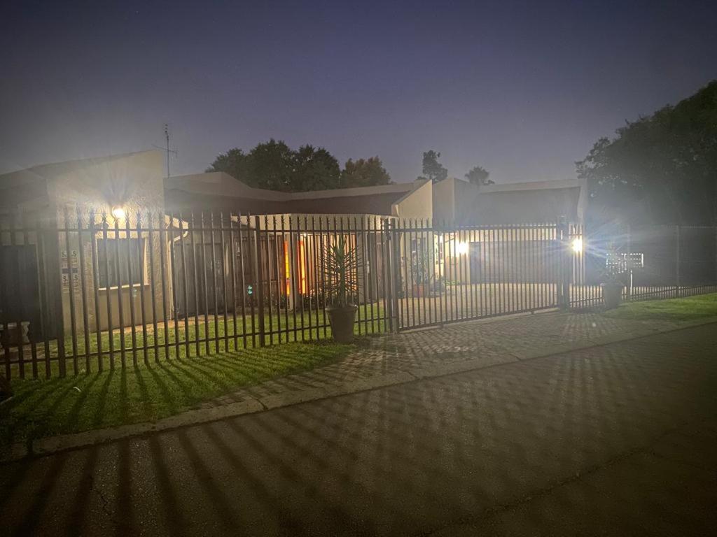 OR Tambo Stay Unit 1 - B&B