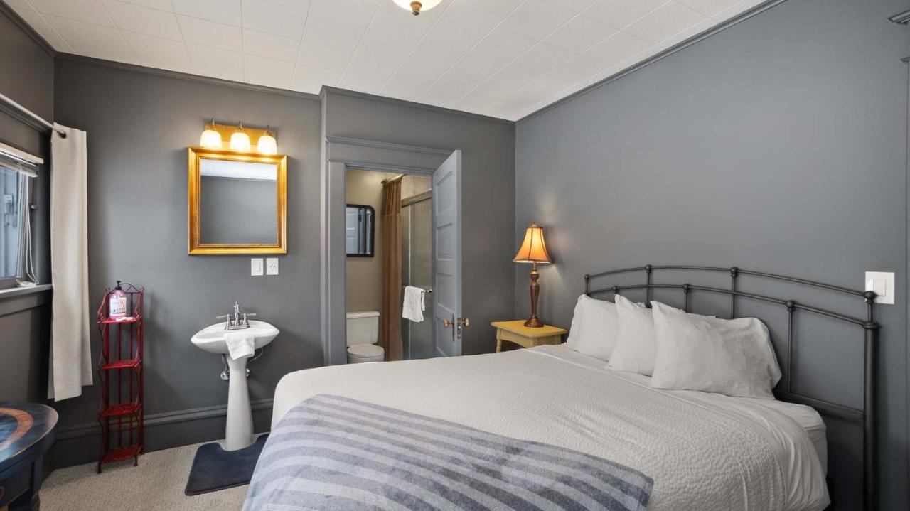 Standard Queen Room