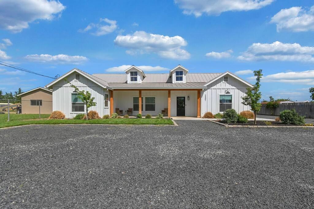 The Modern Farmhouse - B&B