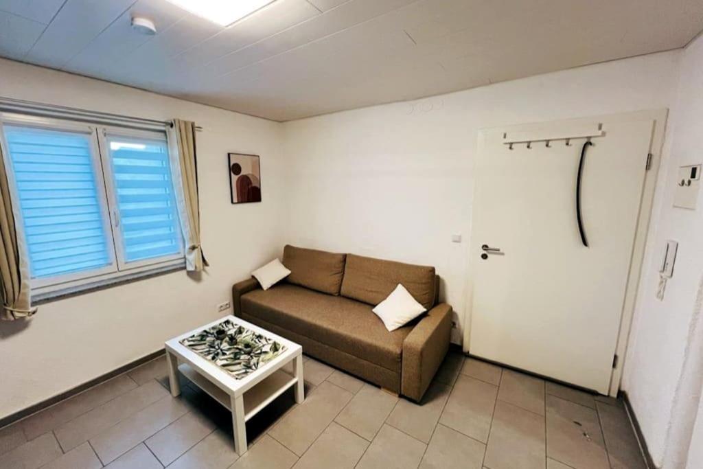 Ches Cozy Corner Helle 1 Zimmer Wohnung - B&B Höchberg