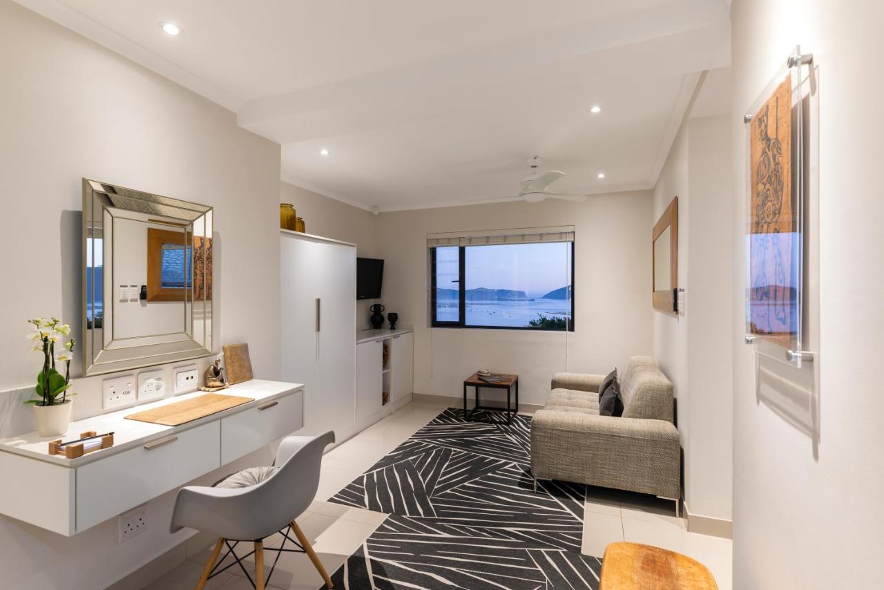 Habitación con cama extragrande y balcón