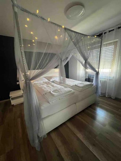 Ferienwohnung OUTLETCITY Metzingen - Bed and Breakfast
