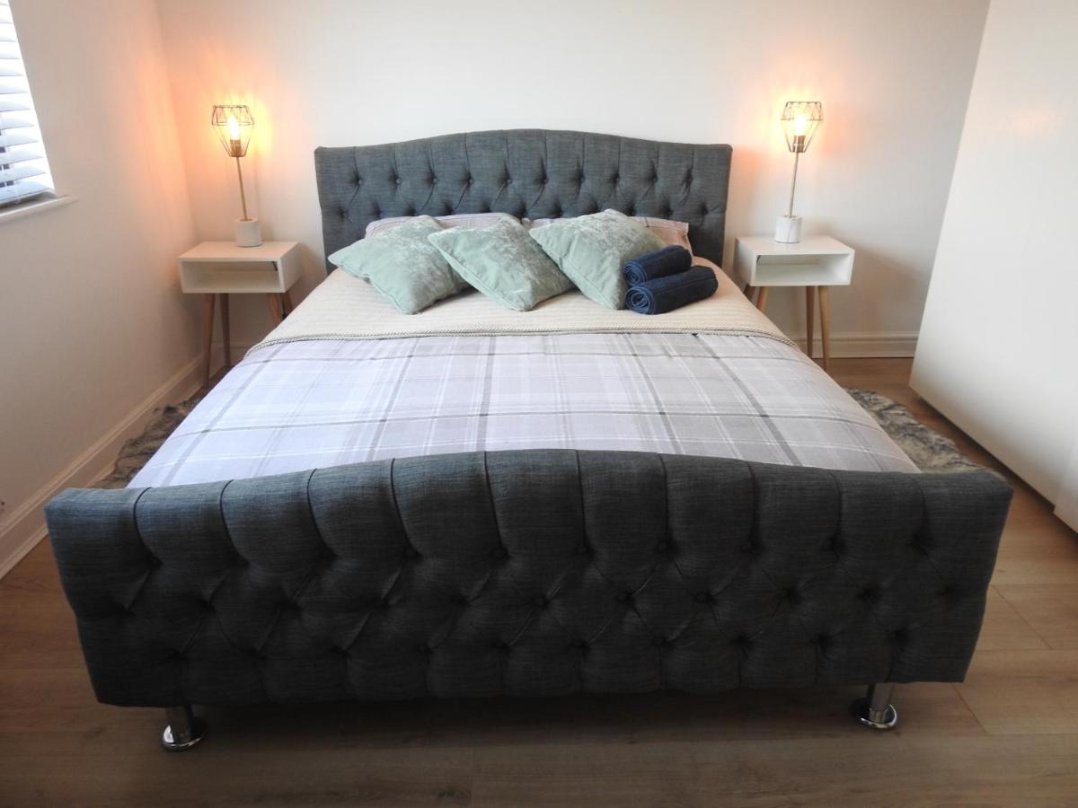 B&B Wigan - 3 bed Hawthorn Berries House driveway & garden, M6 & M58 - Bed and Breakfast Wigan