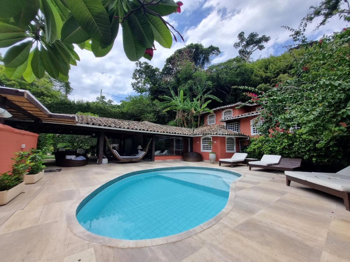 Suite mit Kingsize-Bett und Poolblick