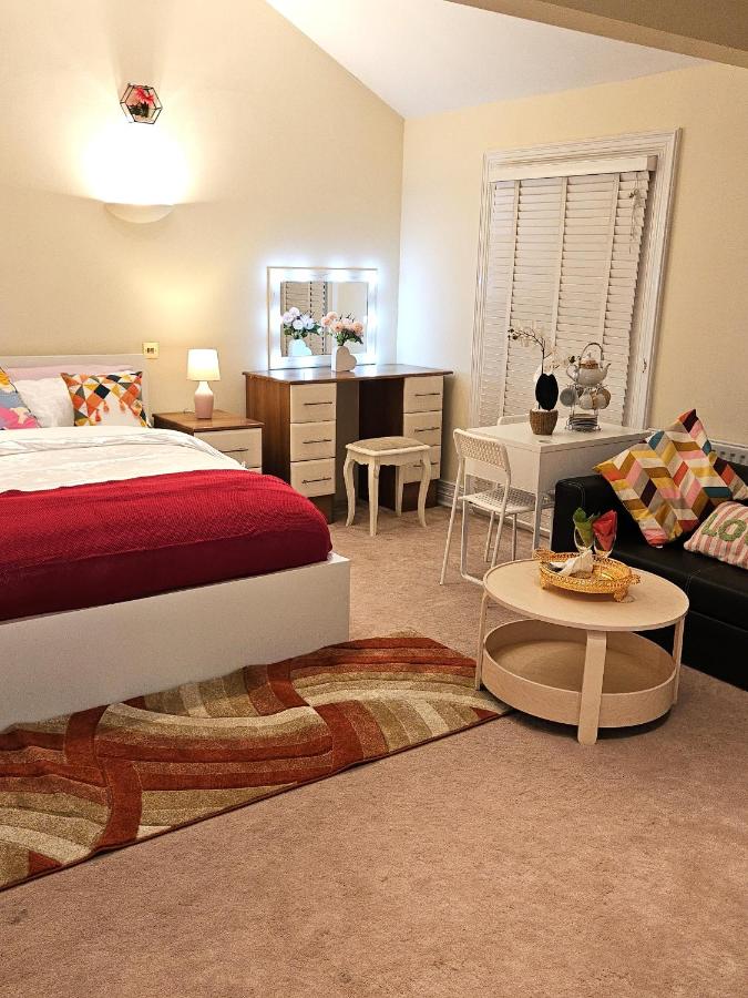 B&B Uxbridge - LONDON HEATHROW GLAMOUR MANSION HOUSE - Bed and Breakfast Uxbridge