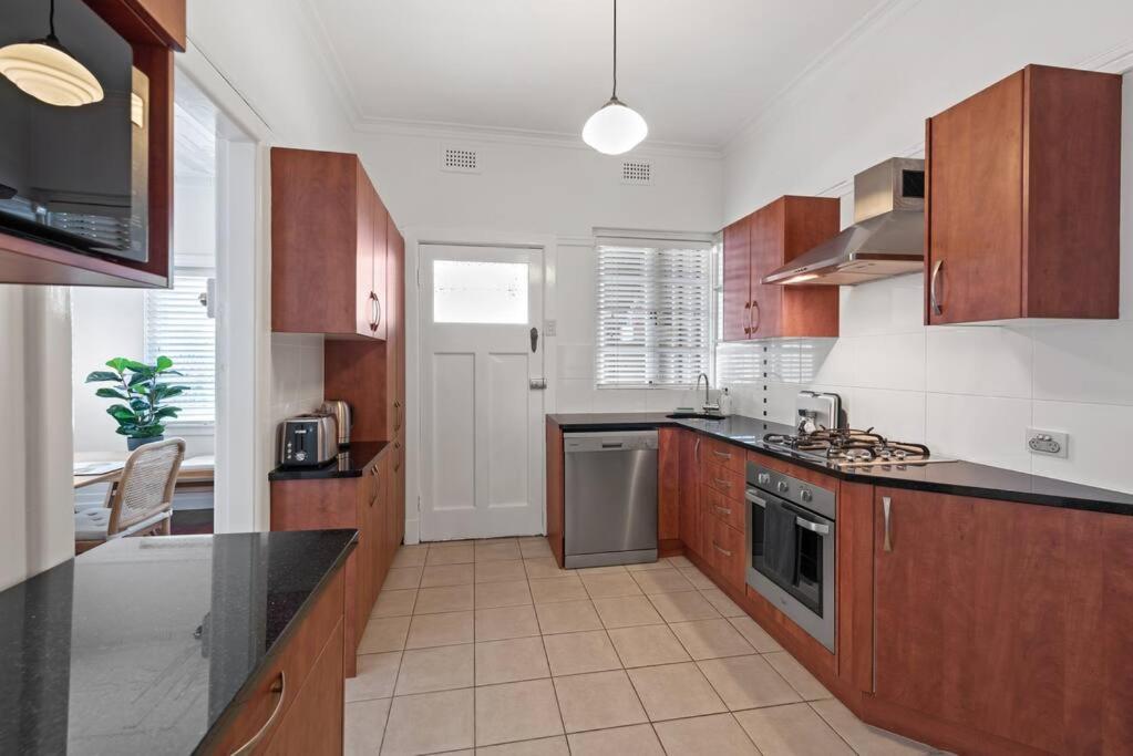 Art Deco in Ascot! ~ 2 Bed / 1 Bath / 1 Car - Chambres d'hôtes Brisbane