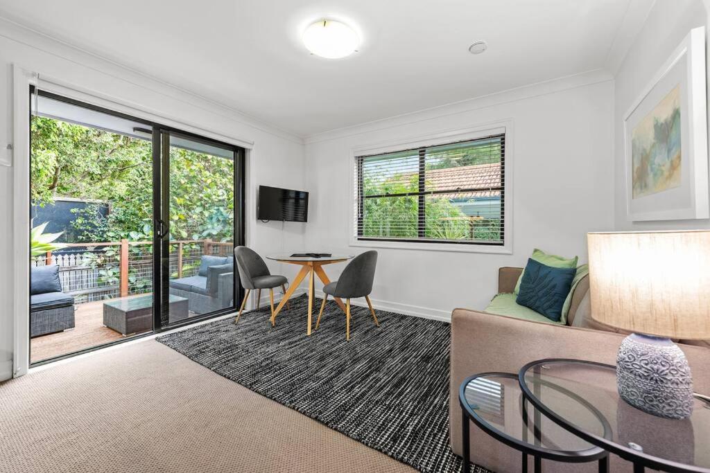 Noble House ~ Fully Self-Contained Guest Suite - 2 Bed/1Bath/1Car~Parklands + Transport - B&B Brisbane