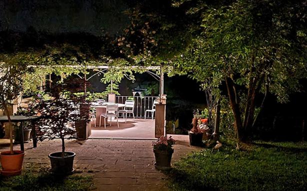 Villino Ca' Bianca, vicino ad ALBA, tre camere da letto, sollevatori aerei, intera proprietà - Bed and Breakfast Monteu Roero