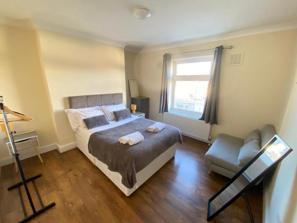 B&B Gravesend - 2 Bedroom Apartment 2 Min Walk to Station - longer stays available - Bed and Breakfast Gravesend