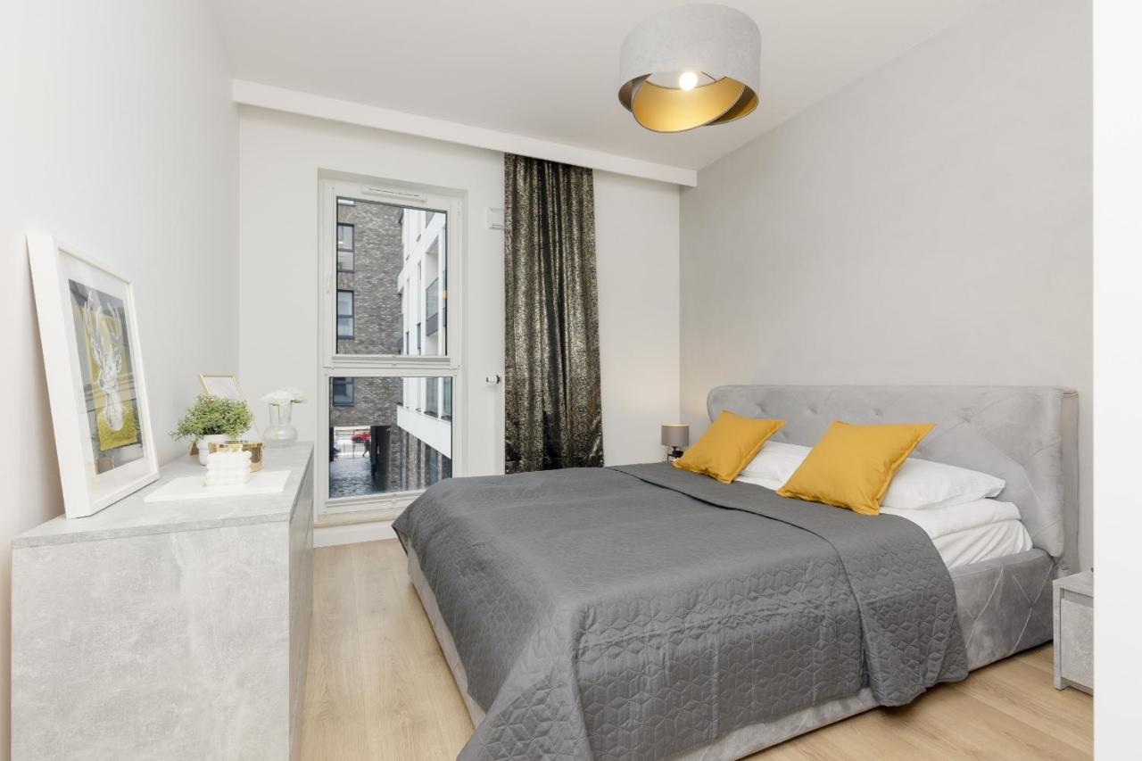 White & Gold Marble Apartment Łódź Fabryczna by Noclegi Renters - Bed and Breakfast Łódź