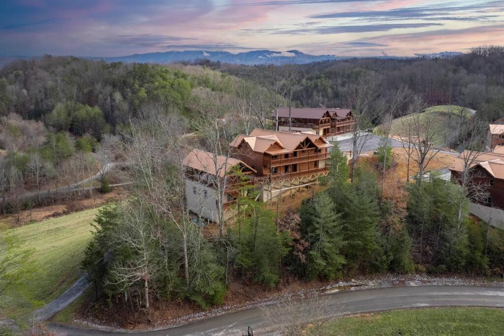 Mountain Majesty ~ 28 Person Indoor Pool Cabin - B&B