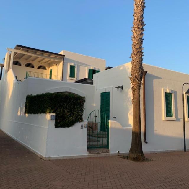Salento - Accogliente Villetta vacanze in villaggio con piscina vicino a Torre Lapillo - Bed and Breakfast