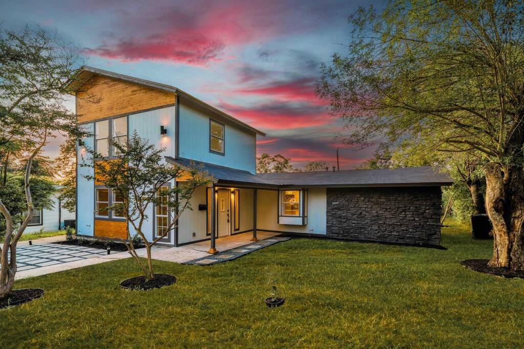 Modern Base - Lackland Delight - B&B