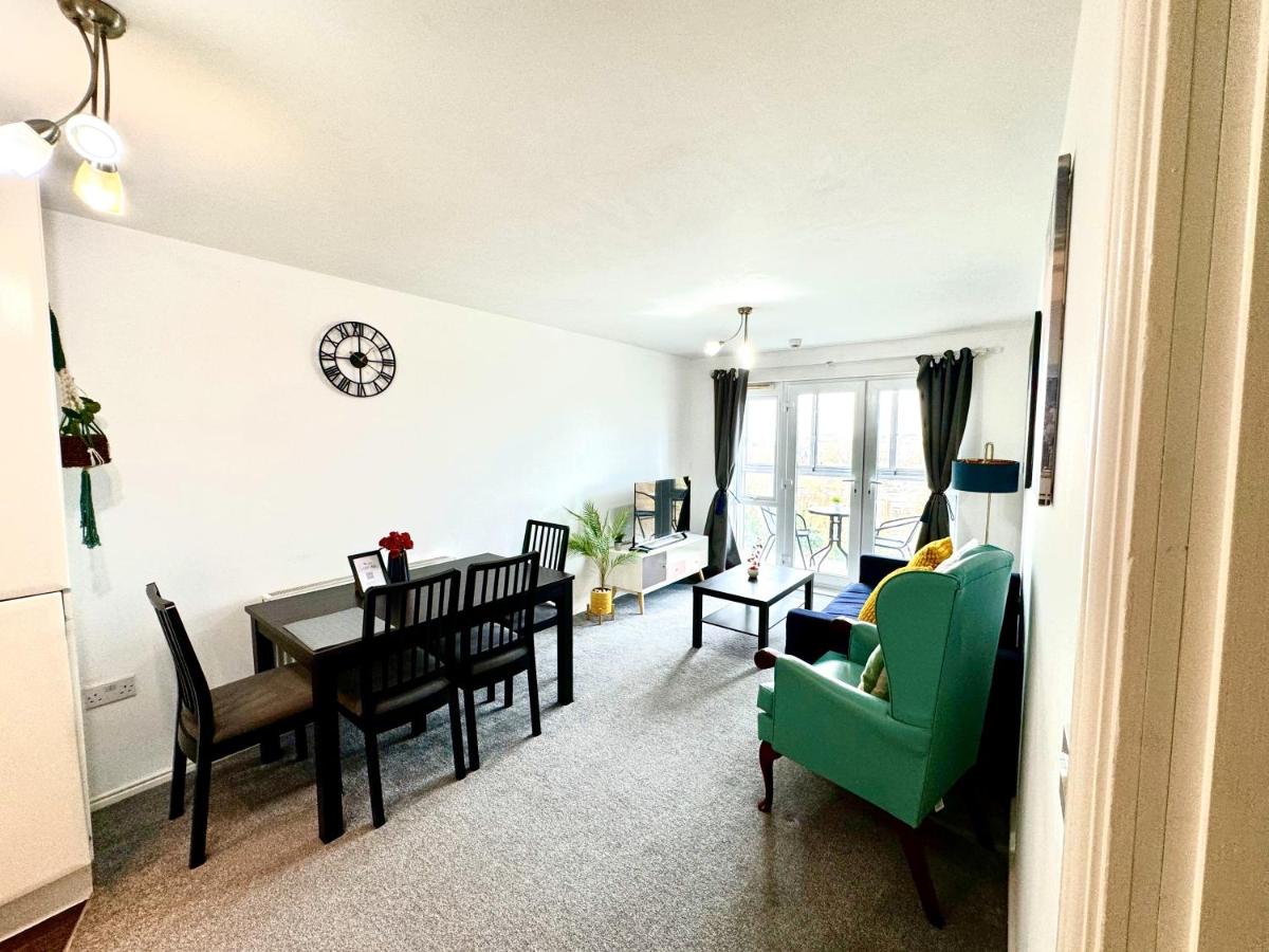 B&B Slough - Bright & Spacious Flat - Perfect for Exploring London , Slough & Windsor! - Bed and Breakfast Slough