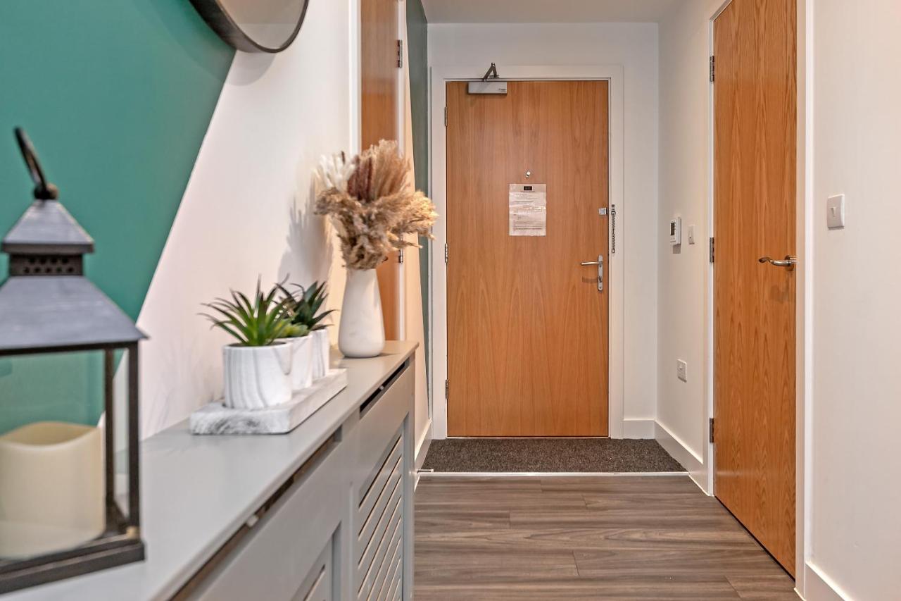 PREMIUM AIRPORT SUITE~Free Parking~LUXURY Condition~BALCONY~FANTASTIC Location Close To Train Station & Town Centre - Chambres d'hôtes Luton