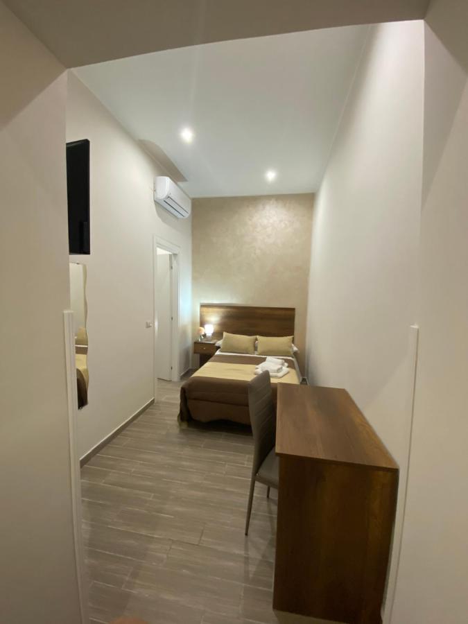 Habitación con cama extragrande.