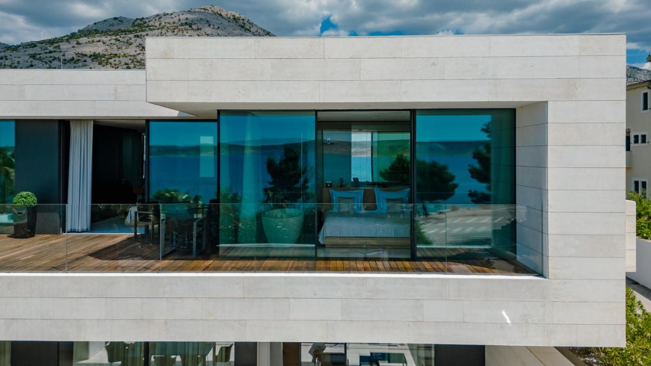 5-Star Villa Calma I with Heated Pool, Jacuzzi, Sea and Palm Tree Garden - Chambres d'hôtes Starigrad