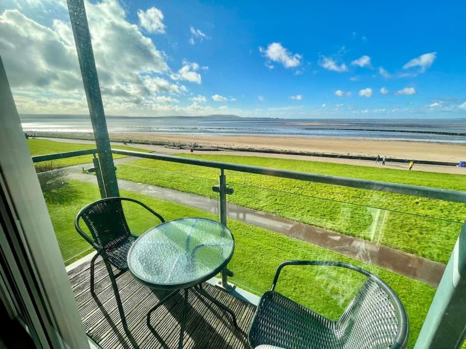 B&B Llanelli - Beachfront Bliss with Spectacular Views - Bed and Breakfast Llanelli