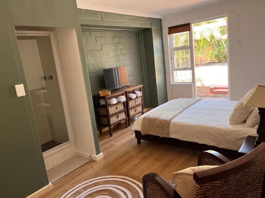Lovely Garden Studio 2 - 10 minute walk to beach - B&B