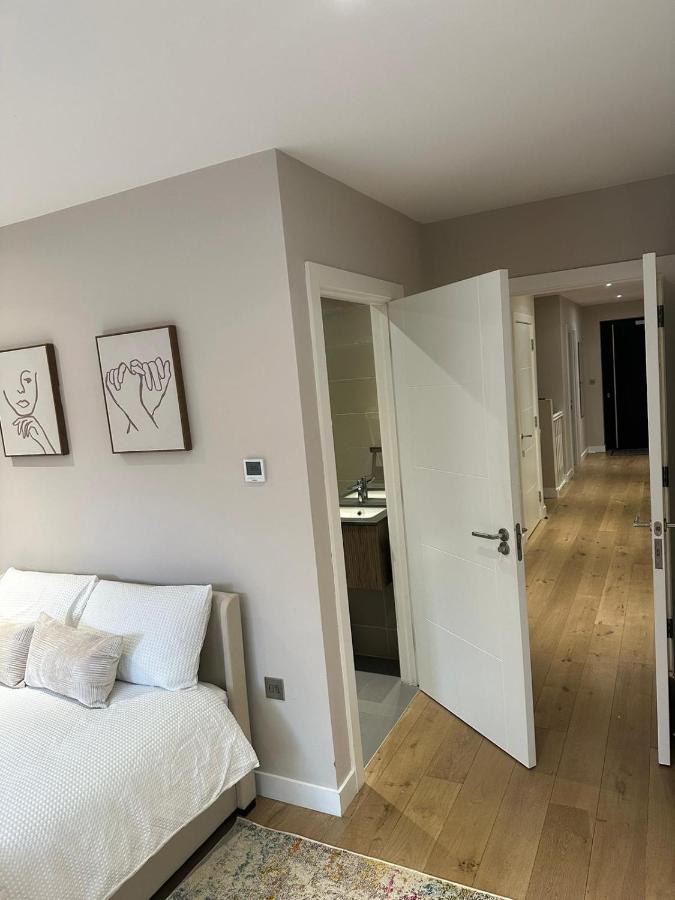 B&B London - Richardson Deluxe Apartments - 3 Bed - Bed and Breakfast London