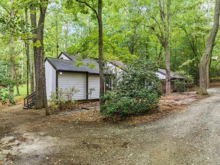 Large, private home on forested lot in Chapel Hill - B&B Chapel Hill