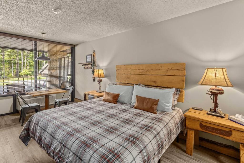 Stonegate Lodge Fire Pit 50in TV Salt Water Pool Fast Wi-Fi Room #301 - B&B Eureka Springs
