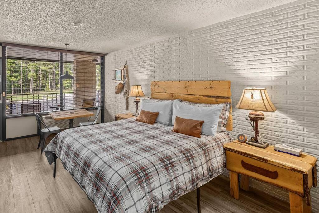 Stonegate Lodge King Bed WIFI 50in Roku TV Salt Water Pool Room # 302 - Bed and Breakfast