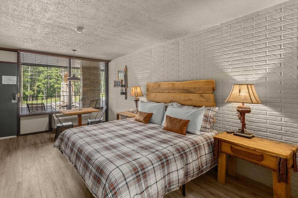Stonegate Lodge King Bed Fast WiFi 50in Roku TV Salt Water Pool Room # 304 - B&B