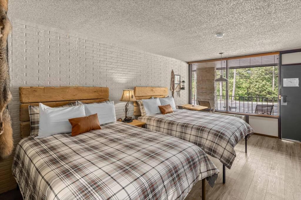 Stonegate Lodge 2 Queen Beds Fast WiFi 50in TV Salt Water Pool Room # 305 - Bed and Breakfast Eureka Springs