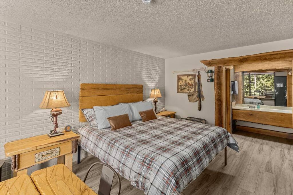 Stonegate Lodge King Bed Pool Fast WIFI 2 mi 2 DTWN Room #306 - Chambres d’hôtes