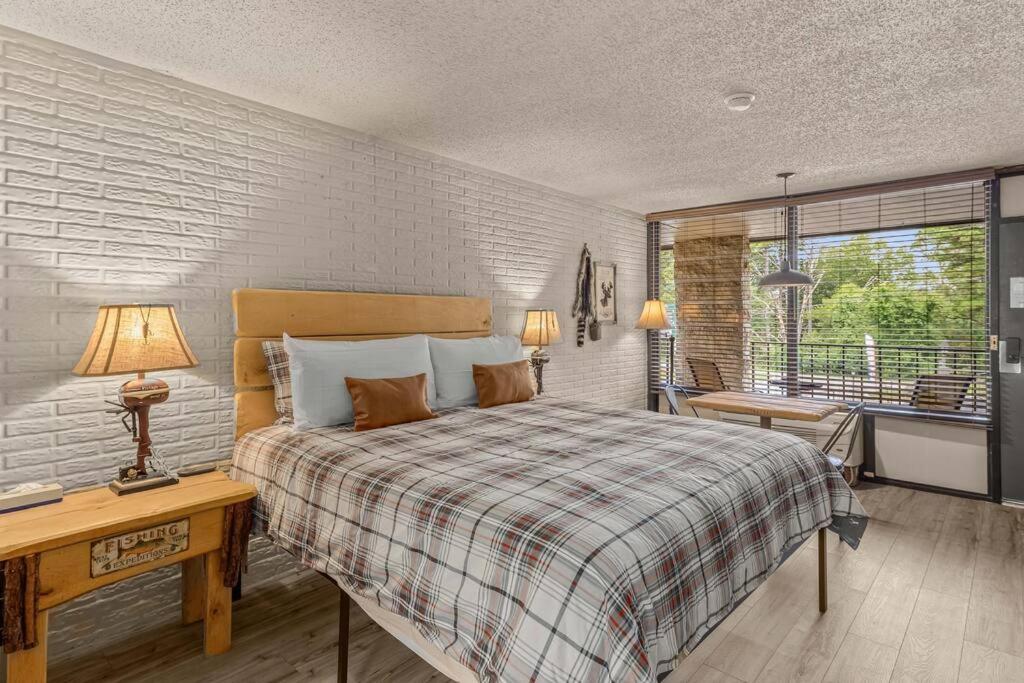 Stonegate Lodge King Bed Fast WiFi 40in TV Salt Water Pool Room #309 - B&B