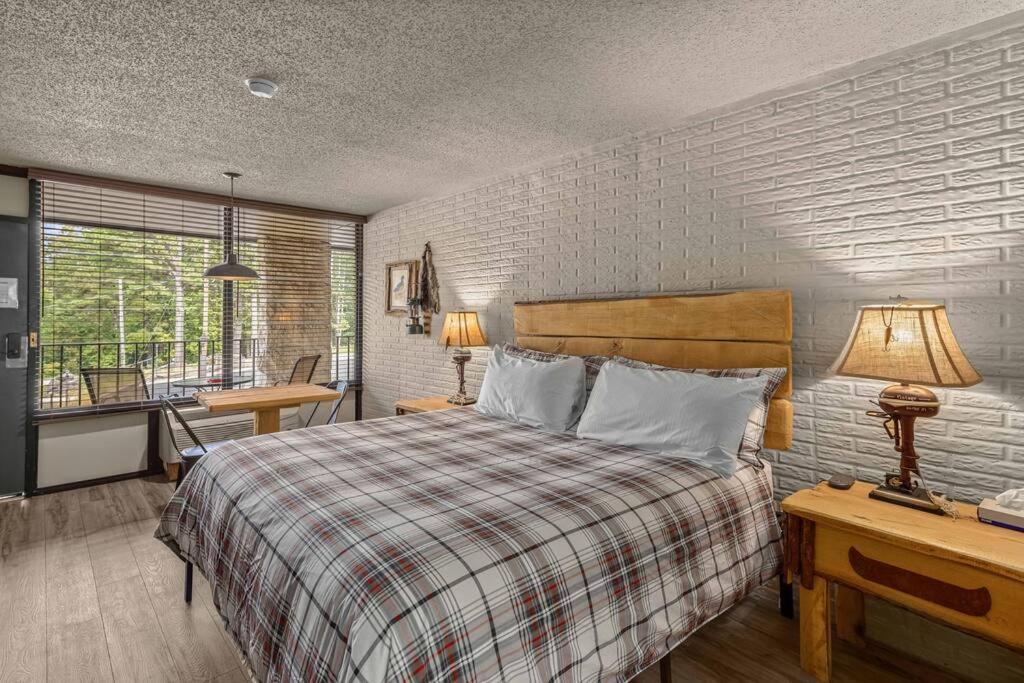 Stonegate Lodge King Bed, WiFi, 50in TV, Fire Pit, Salt Water Pool Room # 310 - B&B