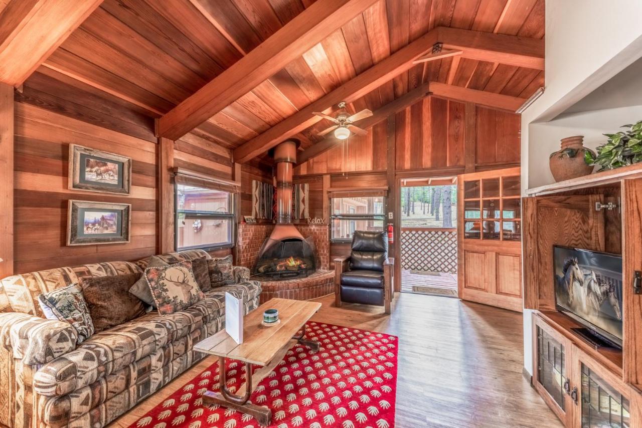 Deer Meadows: Adorable, Centrally Located Ruidoso Cabin with Private Hot Tub! - Bed and Breakfast Ruidoso