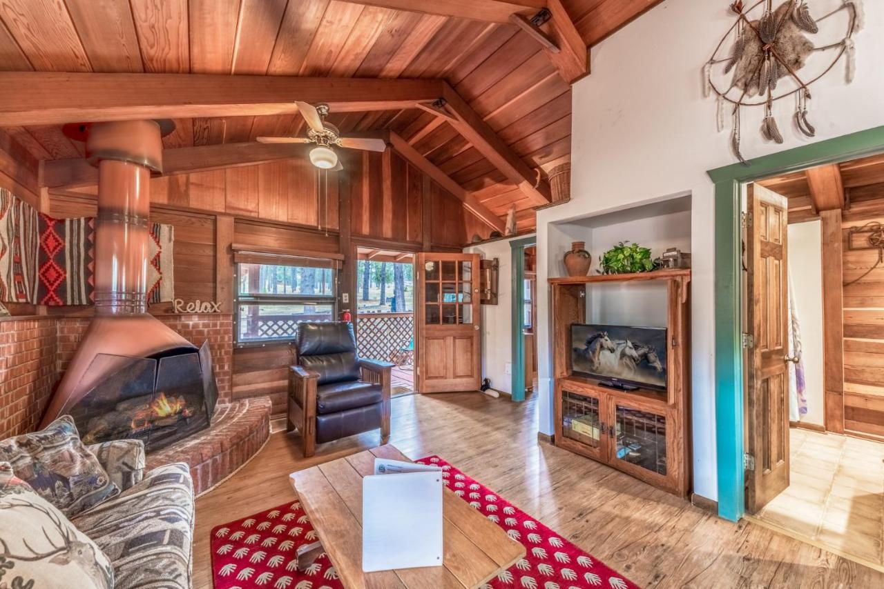 Deer Meadows & Wildflower: Cute, Centrally Located Ruidoso Cabin with Hot Tub! - Chambres d'hôtes Ruidoso