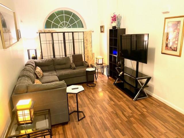 B&B Baltimore - HUGE 2 bedroom Apt FREE street parking (king bed) - Bed and Breakfast Baltimore