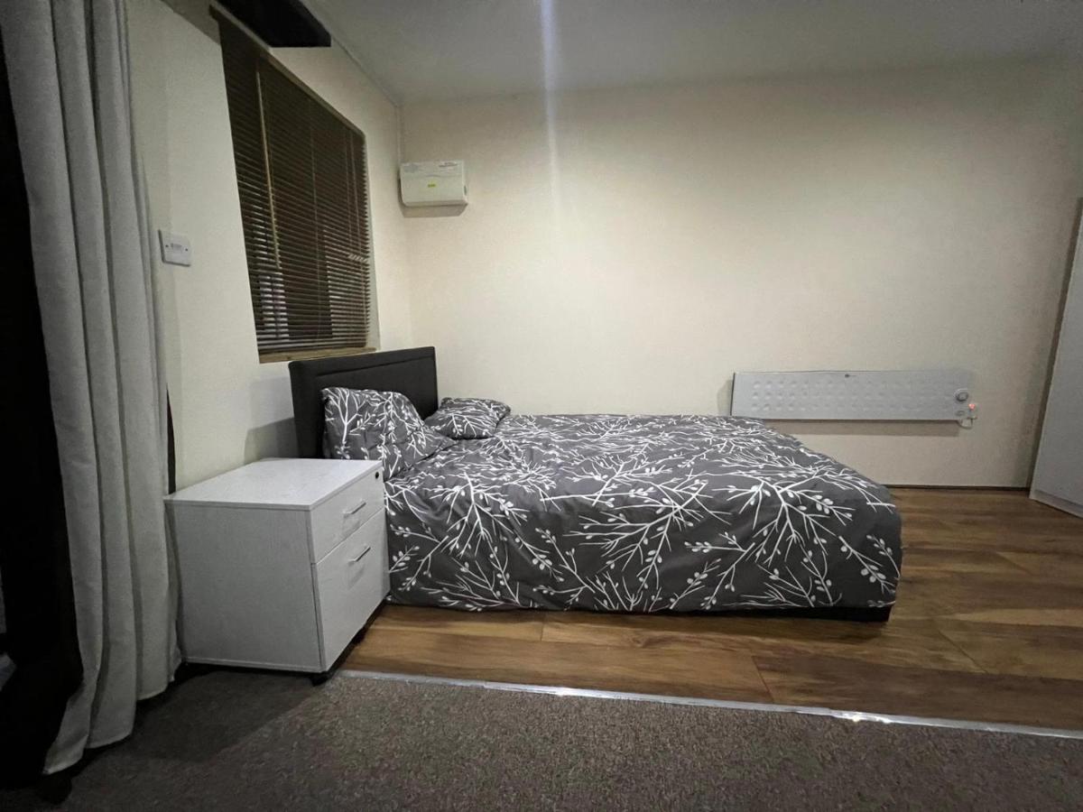 Modern Studio in Rayners Lane Pinner Harrow near wembley Greater London - Ferienwohnung Pinner