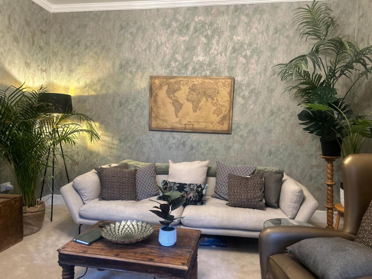 Park View is a beautiful whole entire house close to town centre, sleeps 8 in 4 rooms, 2 doubles and 4 single beds with 2 shower rooms, available for holidays, insurance stays, trades people, contractors, pets welcome - Chambres d’hôtes Wisbech