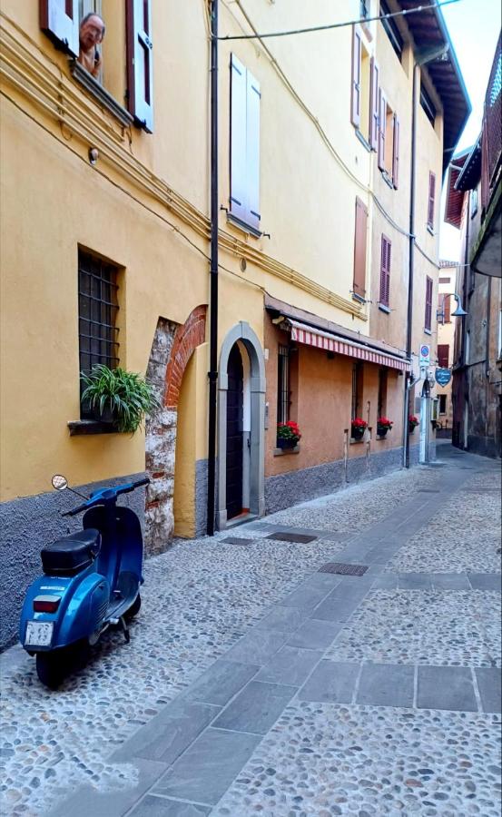 Lovely Mansard Iseo Portelle Holiday with private parking and bike storage - B&B