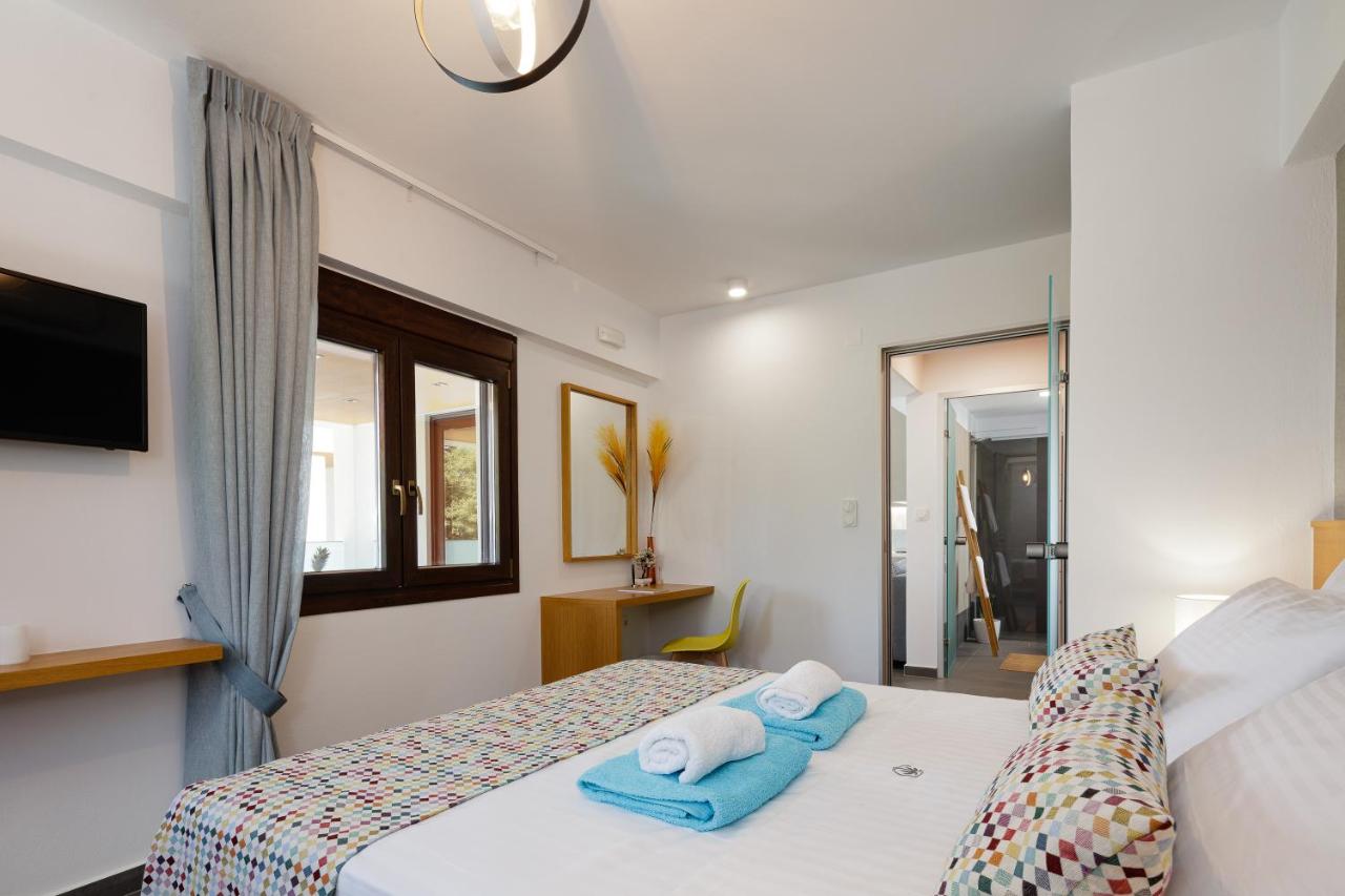 Two Bedroom Apartment with Outdoor Jetted Tub and Pool View