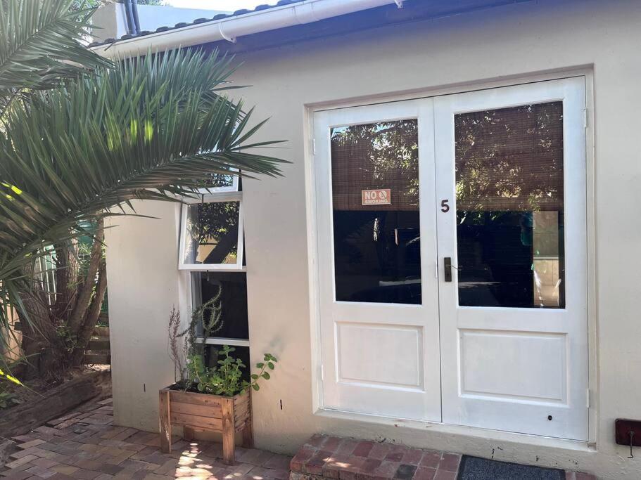 Lovely Garden Studio 5 - 10 min walk to the beach - B&B