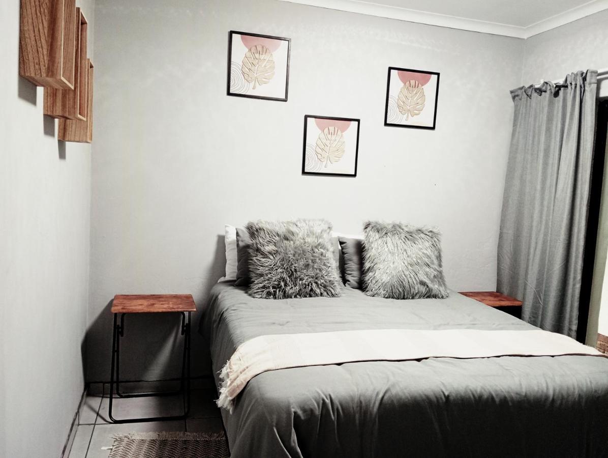 B&B Boksburg - Be Our Guest Near OR TAMBO International Airport - Bed and Breakfast Boksburg