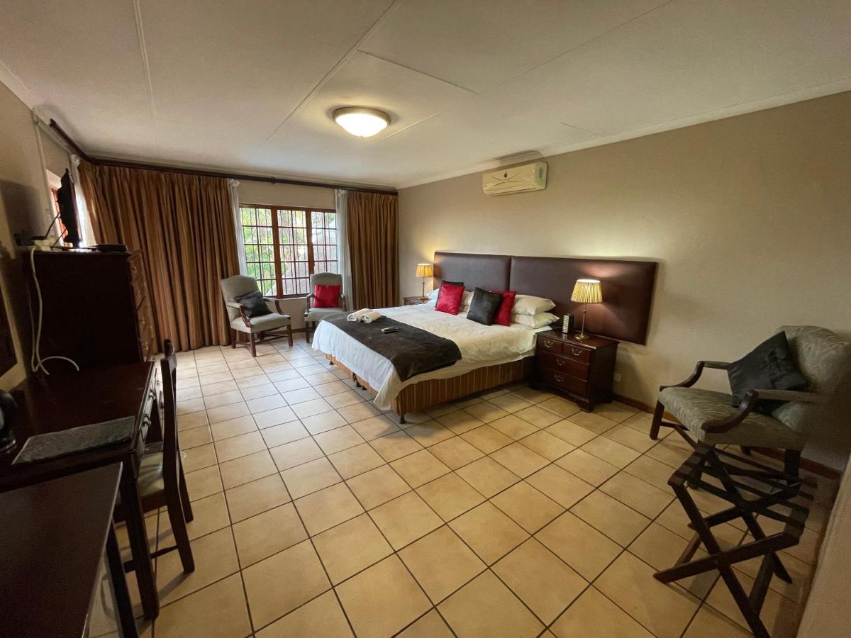 Zimmer mit Kingsize-Bett und Bergblick
