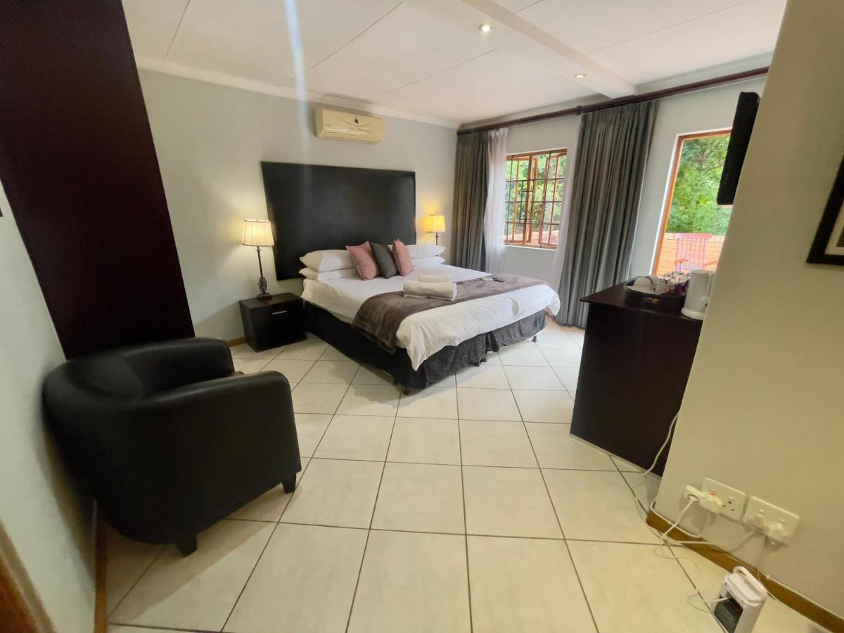 Zimmer mit Kingsize-Bett und Bergblick