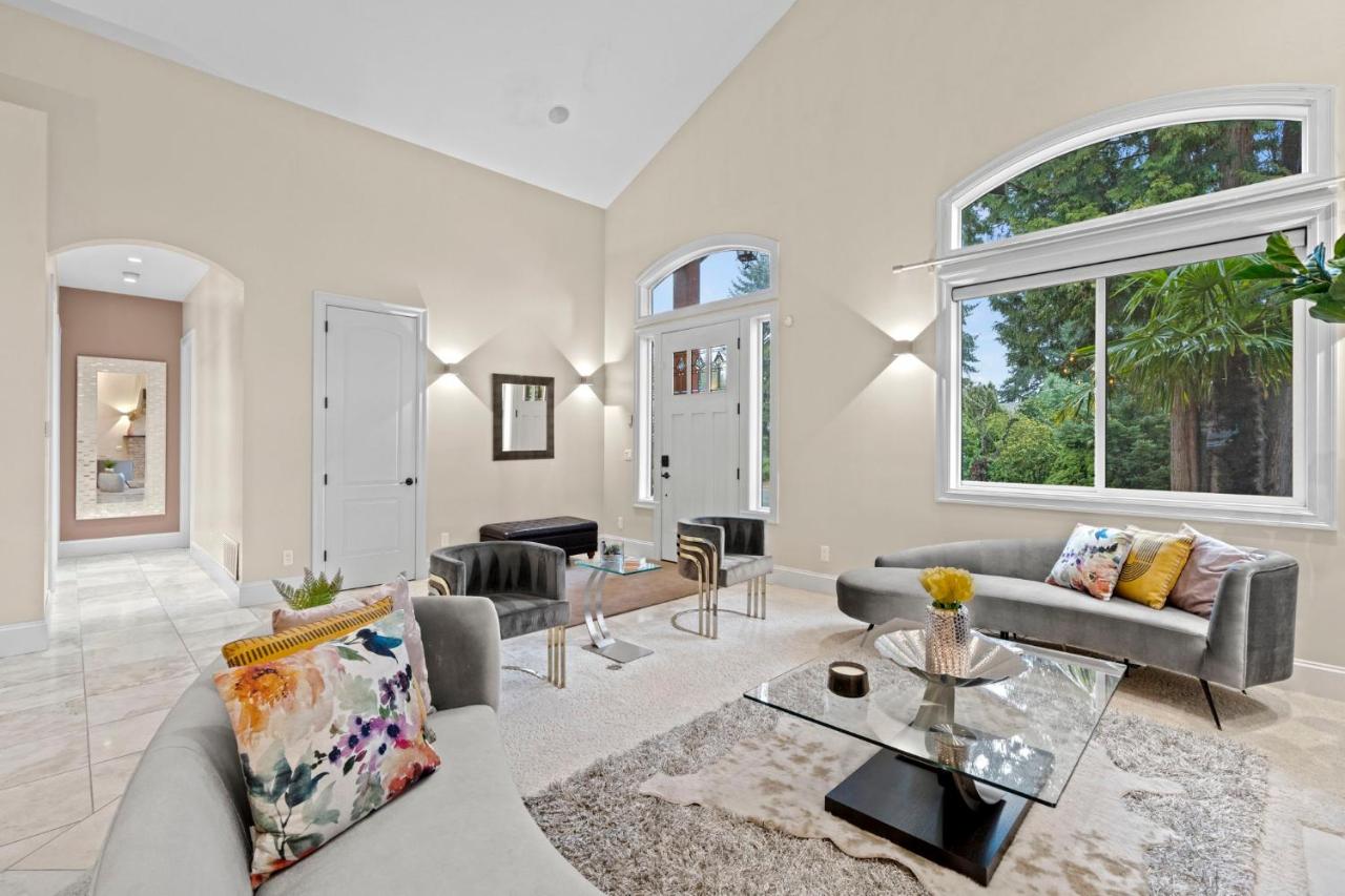 Casa Woodridge: A Stylish Bellevue Retreat - B&B