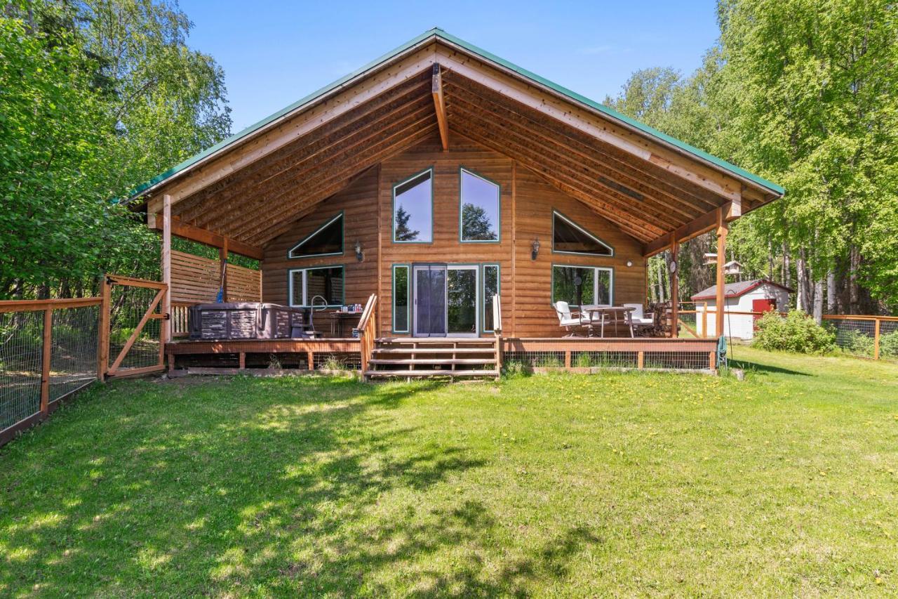 Wasilla Spruce Moose Cabin Lakefront and Hot Tub! - B&B