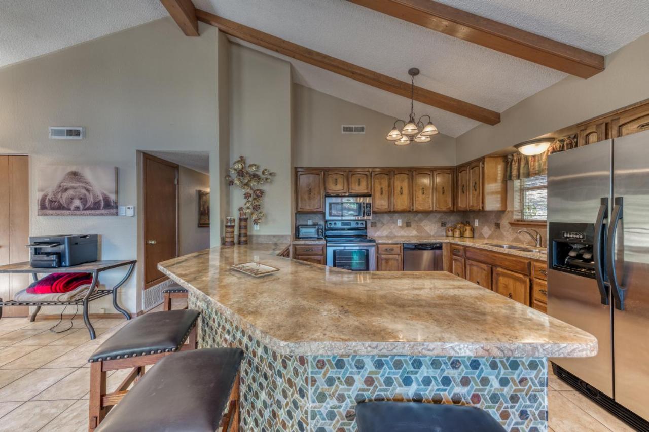 Lazy Bear and CubHouse: 5 Bedroom Beauty with Room for the Whole Crew!! - Chambres d'hôtes Ruidoso