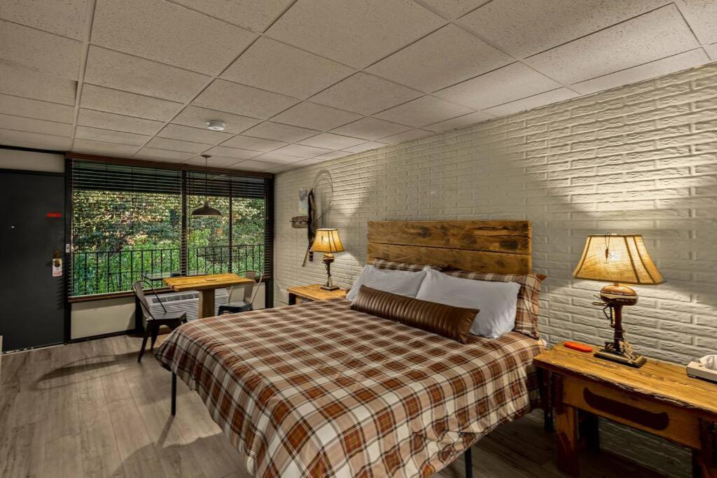 Stonegate Lodge King Bed WIFI 50 in Roku TV Salt Water Pool Room # 101 - Ferienwohnung Eureka Springs