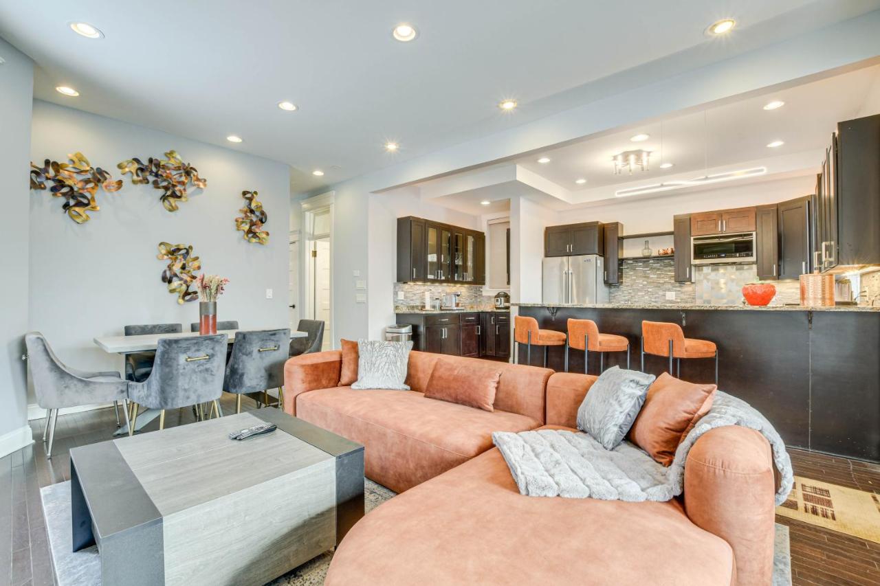 Spacious Condo with Deck about 3 Mi to Downtown Chicago! - Ferienwohnung